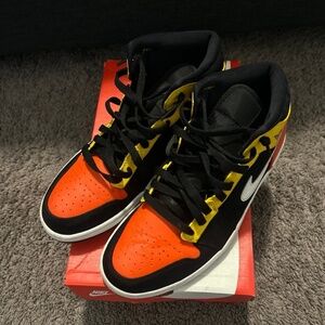 Air Jordan 1 SE Mid Amarillo, Black and Orange